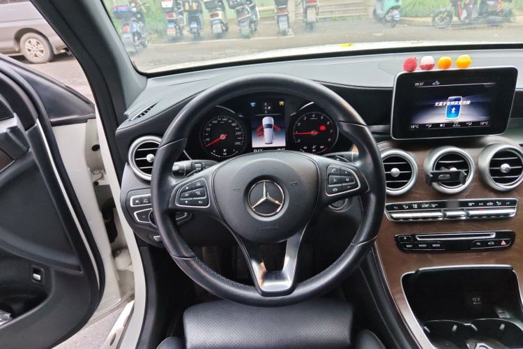 Used Mercedes-Benz GLC 2019 GLC 300 L 4MATIC Dynamic Model Steering Wheel