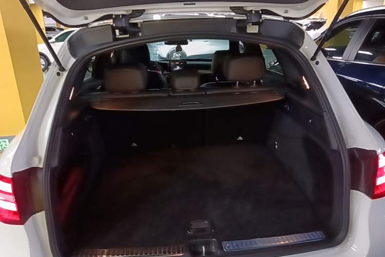 Used Mercedes-Benz GLC 2019 GLC 260 4MATIC Luxury Model Trunk