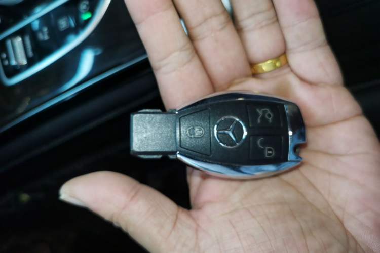 Used Mercedes-Benz GLC 2019 GLC 260 L 4MATIC Dynamic Model Vehicle Key