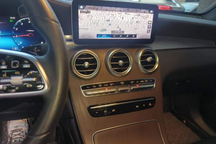 Used Mercedes-Benz GLC 2020 Facelift GLC 300 L 4MATIC Dynamic Edition Audio And AC Panel