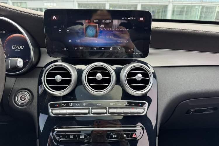 Used Mercedes-Benz GLC 2020 Facelift GLC 260 L 4MATIC Luxury Edition Audio And AC Panel
