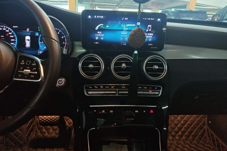 Used Mercedes-Benz GLC 2020 Facelifted GLC 260 L 4MATIC Dynamic Edition Audio And AC Panel