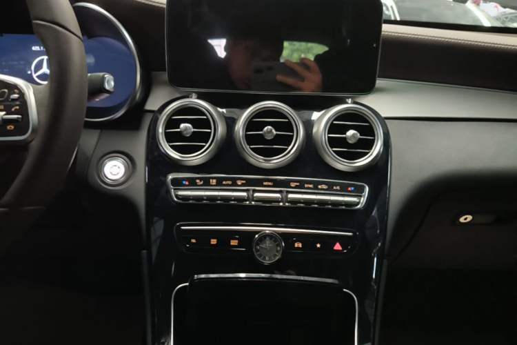 Used Mercedes-Benz GLC 2020 Facelifted GLC 260 L 4MATIC Dynamic Edition Audio And AC Panel