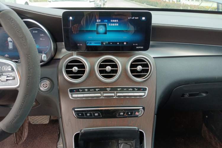 Used Mercedes-Benz GLC 2020 Facelift GLC 300 L 4MATIC Dynamic Edition Audio And AC Panel