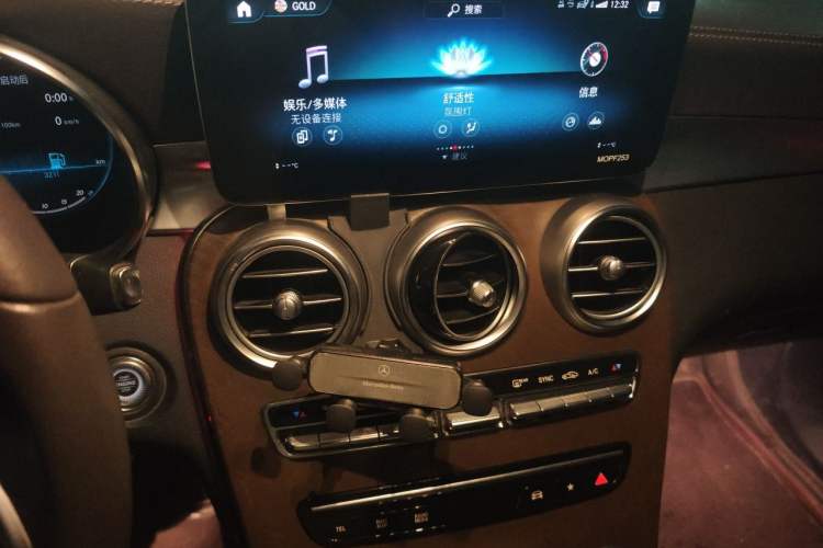 Used Mercedes-Benz GLC 2020 Facelift GLC 260 L 4MATIC Luxury Edition Audio And AC Panel