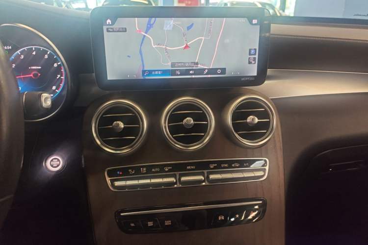 Used Mercedes-Benz GLC 2020 Facelift GLC 260 L 4MATIC Luxury Edition Audio And AC Panel
