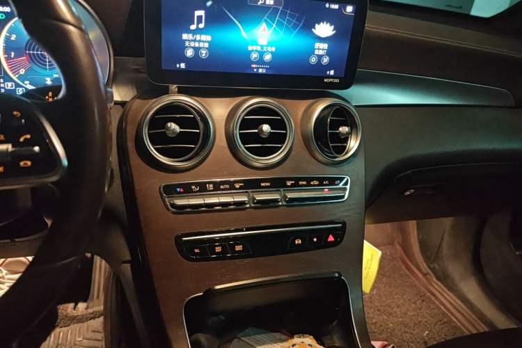 Used Mercedes-Benz GLC 2020 GLC 300 L 4MATIC Dynamic Edition Audio And AC Panel