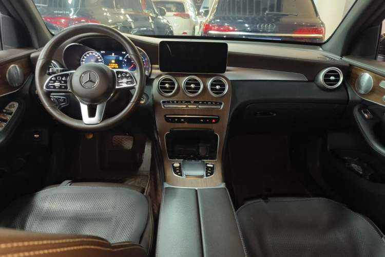 Used Mercedes-Benz GLC 2020 GLC 300 L 4MATIC Luxury Model Center Console