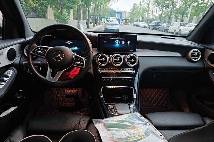 Used Mercedes-Benz GLC 2020 Facelifted GLC 260 L 4MATIC Dynamic Edition Center Console