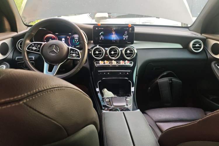 Used Mercedes-Benz GLC 2020 Facelifted GLC 260 L 4MATIC Dynamic Edition Center Console
