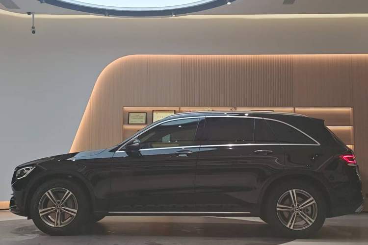 Used Mercedes-Benz GLC 2020 GLC 260 L 4MATIC Luxury Model Exterior 3