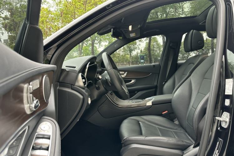 Used Mercedes-Benz GLC 2020 GLC 260 L 4MATIC Luxury Model Exterior 5
