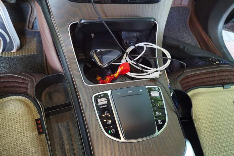 Used Mercedes-Benz GLC 2020 Facelift GLC 260 L 4MATIC Luxury Edition Gear Lever