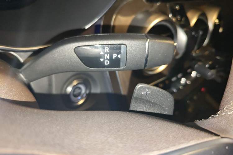 Used Mercedes-Benz GLC 2020 Facelift GLC 260 L 4MATIC Luxury Edition Gear Lever