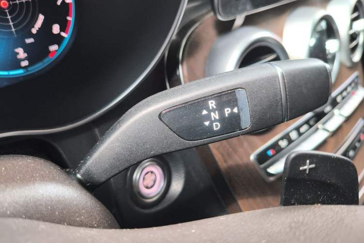 Used Mercedes-Benz GLC 2020 Facelift GLC 260 L 4MATIC Luxury Edition Gear Lever