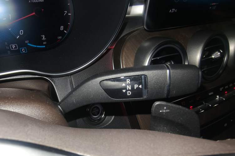 Used Mercedes-Benz GLC 2020 Facelift GLC 260 L 4MATIC Luxury Edition Gear Lever