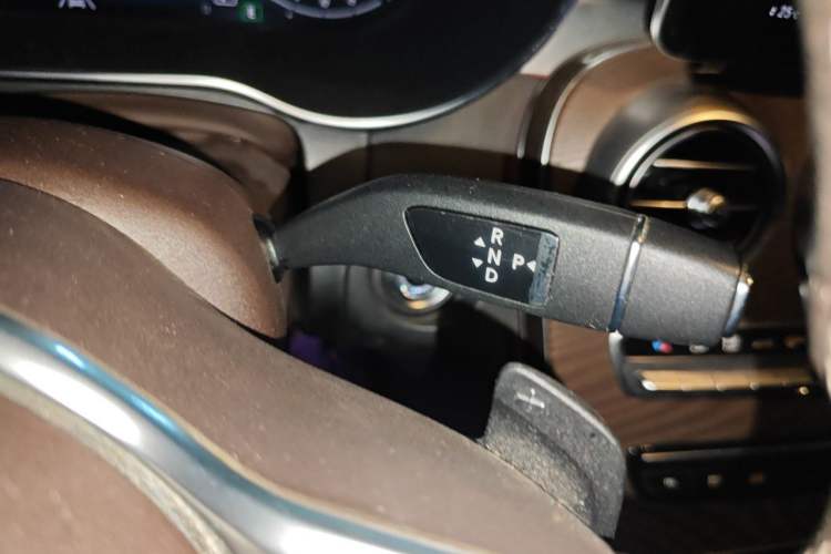 Used Mercedes-Benz GLC 2020 GLC 300 L 4MATIC Dynamic Edition Gear Lever