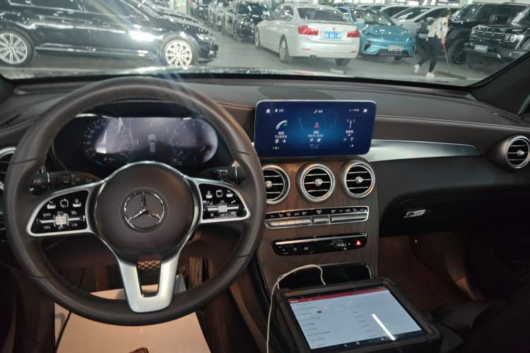 Used Mercedes-Benz GLC 2020 Facelift GLC 260 L 4MATIC Luxury Edition Gear Lever