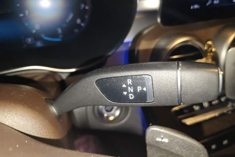 Used Mercedes-Benz GLC 2020 Facelift GLC 260 L 4MATIC Luxury Edition Gear Lever