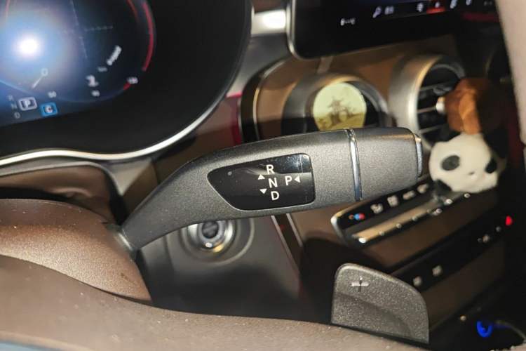 Used Mercedes-Benz GLC 2020 Facelift GLC 260 L 4MATIC Luxury Edition Gear Lever