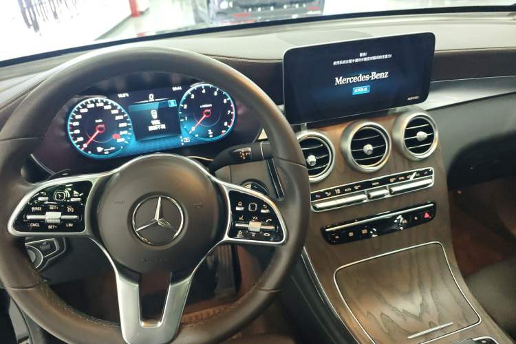 Used Mercedes-Benz GLC 2020 Facelift GLC 260 L 4MATIC Luxury Edition Gear Lever