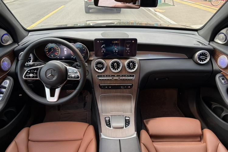 Used Mercedes-Benz GLC 2020 Facelifted GLC 300 L 4MATIC Luxury Edition Interior 9