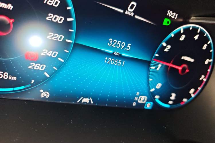 Used Mercedes-Benz GLC 2020 GLC 300 L 4MATIC Dynamic Edition Odometer Close Up
