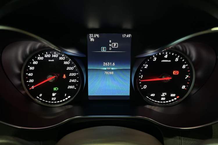 Used Mercedes-Benz GLC 2020 GLC 260 L 4MATIC Dynamic Model Odometer Close Up