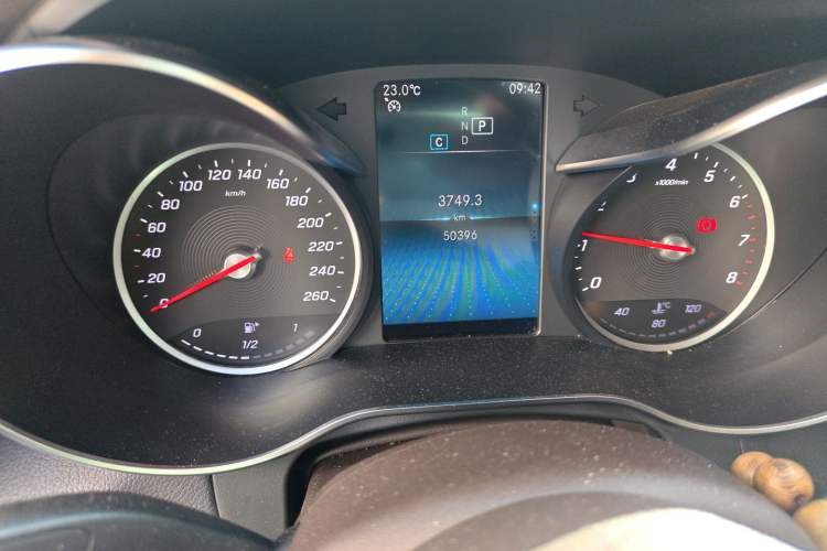 Used Mercedes-Benz GLC 2020 GLC 260 L 4MATIC Dynamic Model Odometer Close Up