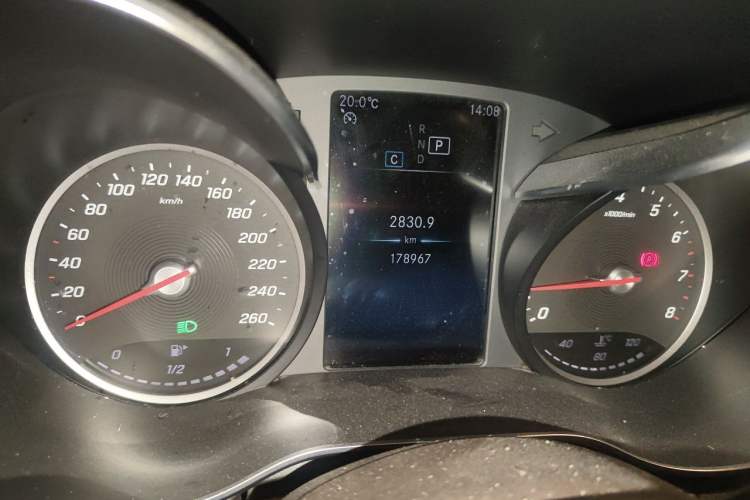 Used Mercedes-Benz GLC 2020 GLC 260 L 4MATIC Dynamic Model Odometer Close Up