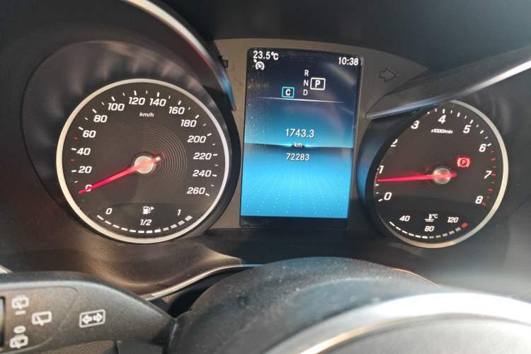 Used Mercedes-Benz GLC 2020 GLC 260 L 4MATIC Dynamic Model Odometer Close Up