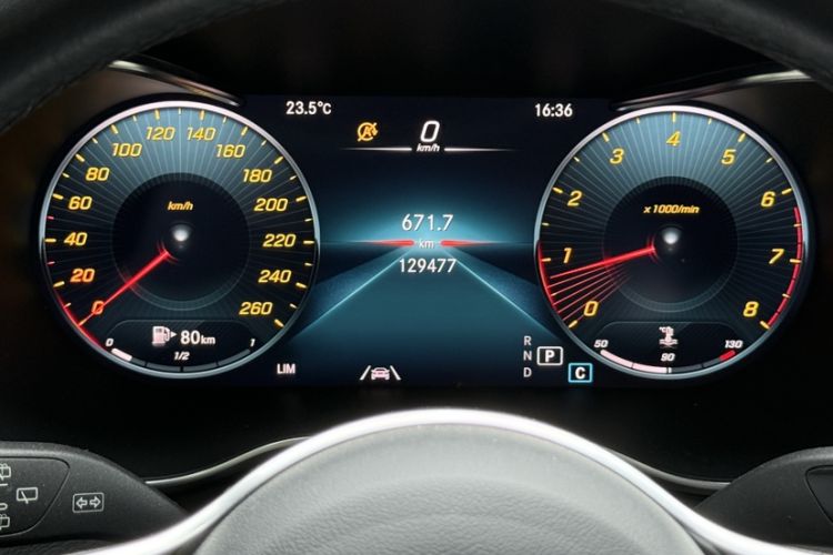 Used Mercedes-Benz GLC 2020 GLC 300 L 4MATIC Dynamic Edition Odometer Close Up