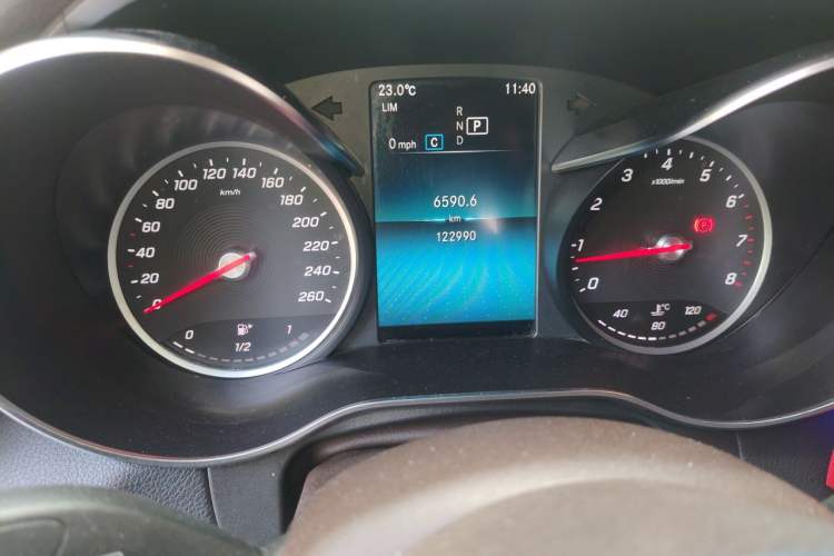 Used Mercedes-Benz GLC 2020 GLC 260 L 4MATIC Dynamic Model Odometer Close Up