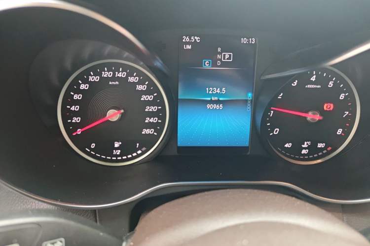 Used Mercedes-Benz GLC 2020 GLC 260 L 4MATIC Dynamic Model Odometer Close Up