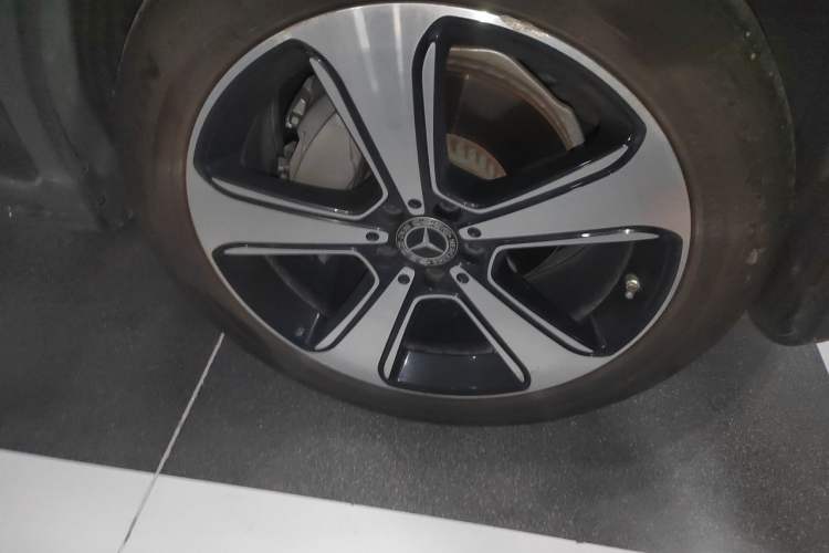 Used Mercedes-Benz GLC 2020 Facelifted GLC 300 L 4MATIC Luxury Edition Right Front Wheel Hub
