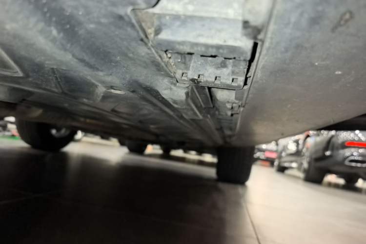 Used Mercedes-Benz GLC 2020 GLC 300 L 4MATIC Luxury Model Right Side Sill