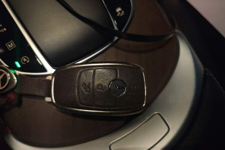 Used Mercedes-Benz GLC 2020 Facelift GLC 260 L 4MATIC Luxury Edition Vehicle Key
