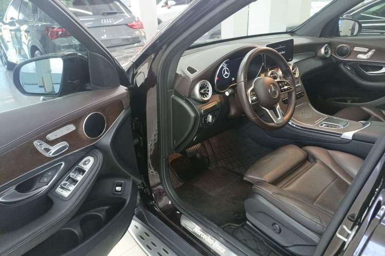 Used Mercedes-Benz GLC 2020 Facelift GLC 260 L 4MATIC Luxury Edition Interior 3