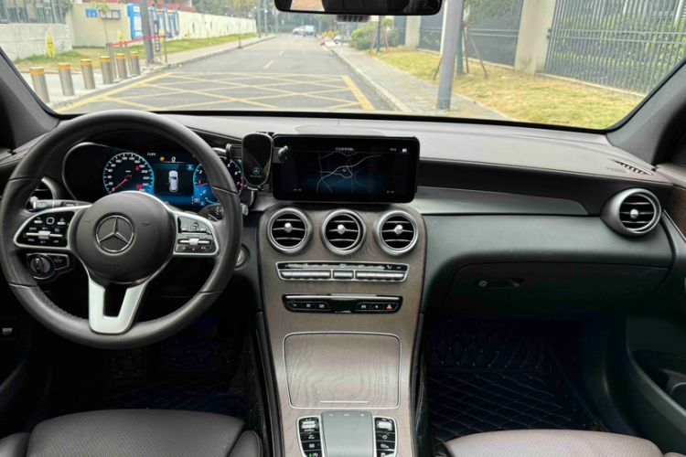 Used Mercedes-Benz GLC 2020 Facelift GLC 300 L 4MATIC Dynamic Edition Interior 2