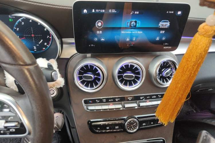 Used Mercedes-Benz GLC 2020 Facelift GLC 300 L 4MATIC Dynamic Edition Audio And AC Panel