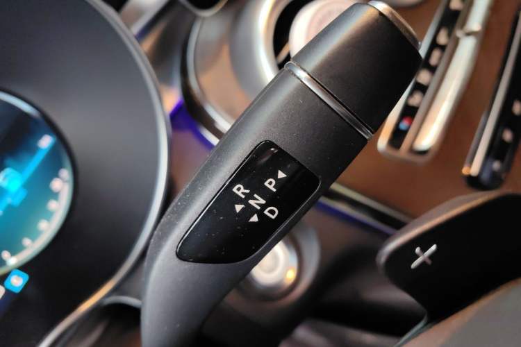Used Mercedes-Benz GLC 2020 Facelift GLC 260 L 4MATIC Luxury Edition Gear Lever