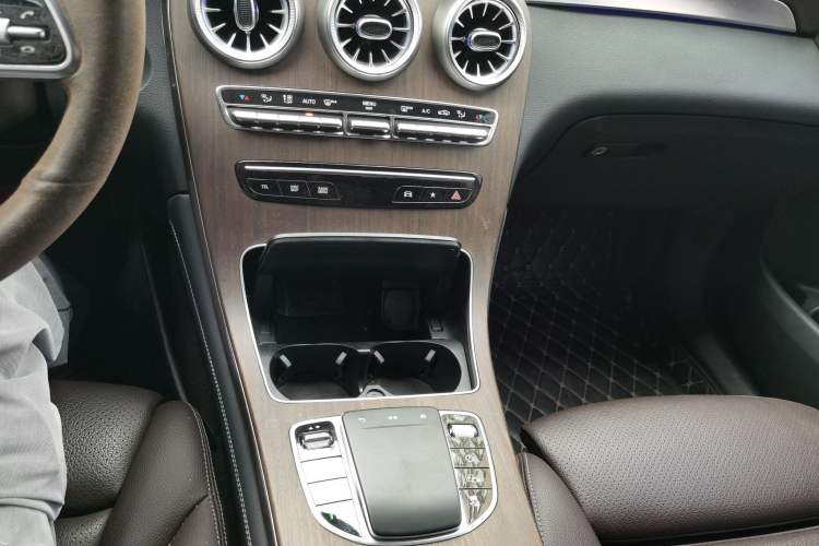 Used Mercedes-Benz GLC 2020 Facelifted GLC 300 L 4MATIC Luxury Edition Gear Lever