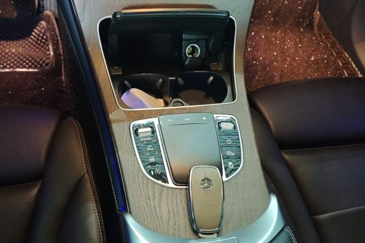 Used Mercedes-Benz GLC 2020 Facelift GLC 260 L 4MATIC Luxury Edition Gear Lever