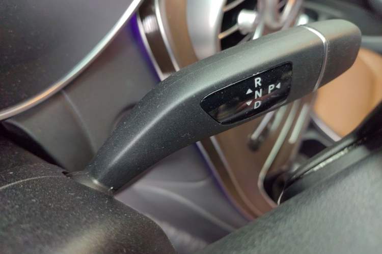 Used Mercedes-Benz GLC 2020 Facelift GLC 260 L 4MATIC Luxury Edition Gear Lever