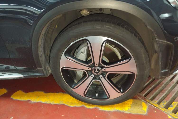 Used Mercedes-Benz GLC 2020 Facelifted GLC 300 L 4MATIC Luxury Edition Right Front Wheel Hub