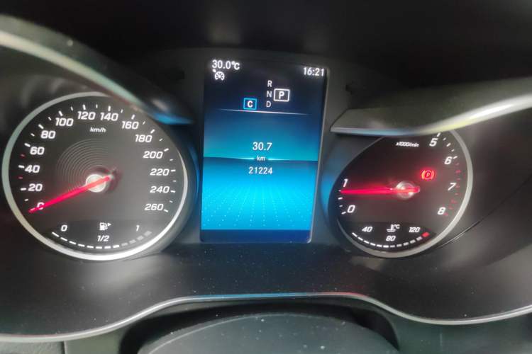 Used Mercedes-Benz GLC 2020 GLC 260 L 4MATIC Dynamic Model Odometer Close Up