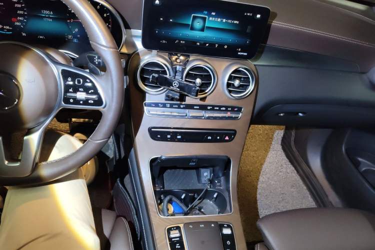 Used Mercedes-Benz GLC 2020 GLC 300 L 4MATIC Dynamic Edition Audio And AC Panel