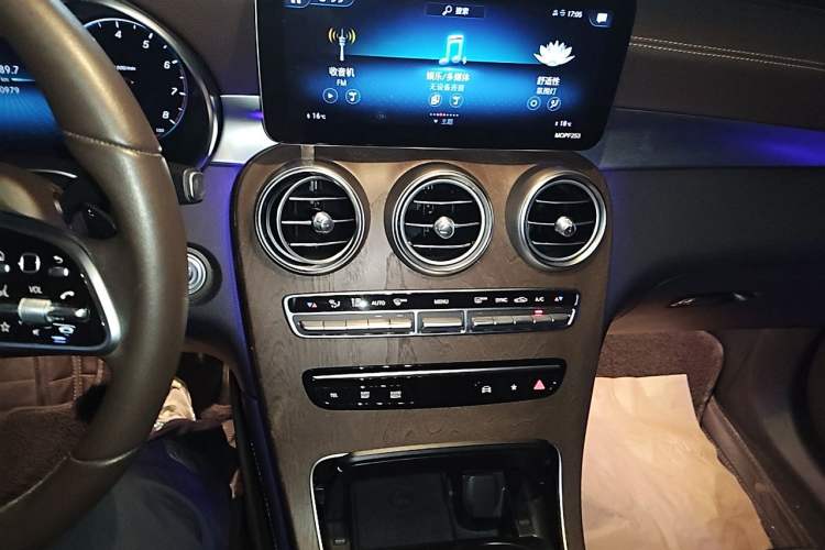 Used Mercedes-Benz GLC 2020 Facelift GLC 260 L 4MATIC Luxury Edition Audio And AC Panel