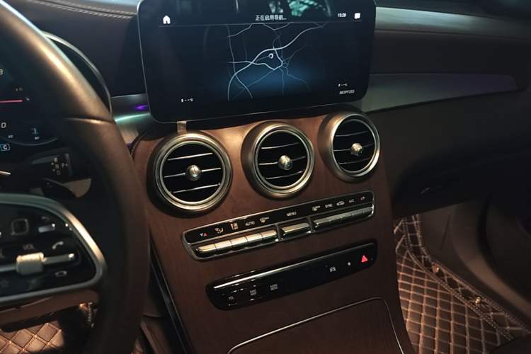 Used Mercedes-Benz GLC 2020 Facelift GLC 260 L 4MATIC Luxury Edition Audio And AC Panel