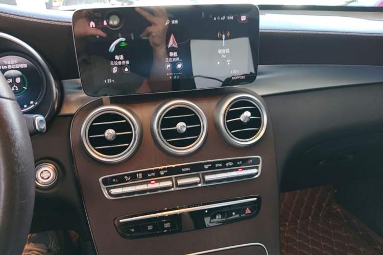 Used Mercedes-Benz GLC 2020 Facelift GLC 260 L 4MATIC Luxury Edition Audio And AC Panel